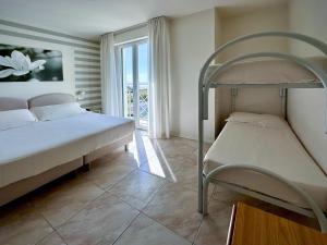 Family Room with Sea View room in Hotel Bencista'