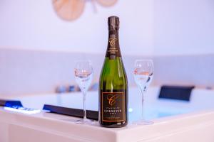 Suite Bali de 45m2 - Idéal couple - Chambre séparée - Jacuzzi baignoire balnéo - Sauna - Clim réversible - Netflix - Piscine accès partagé avec la petite copro - Bouteille de champagne offerte dès 2 nuits