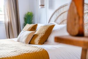 Suite Bali de 45m2 - Idéal couple - Chambre séparée - Jacuzzi baignoire balnéo - Sauna - Clim réversible - Netflix - Piscine accès partagé avec la petite copro - Bouteille de champagne offerte dès 2 nuits