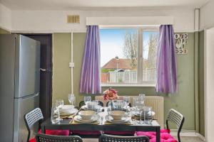 Large House with Parking and Garden - Sleeps 7