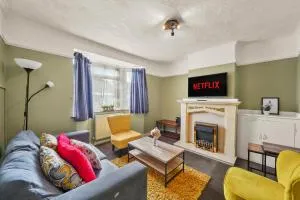 Spacious House with Parking & Garden - Sleeps 7 - Allington