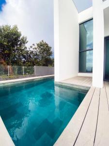 Sunshine Villa with Optionally Heated Pool 150m above Ocean & Sandy Beach - 4hvězdičkové hotely ve městě Estreito da Calheta