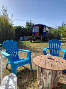 Campings Le Clos des Epinettes Roulotte Bleuet : photos des chambres