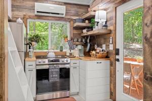 Rustic Cabin Retreat - Cozy Stove & Fresh Eggs