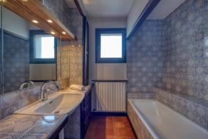 Maisons de vacances #HP La maison des Lilas Large family house sleeps 12 garden : photos des chambres