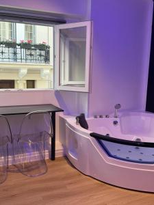Platinum Jacuzzi Tsakalof 17 by Zeussuites
