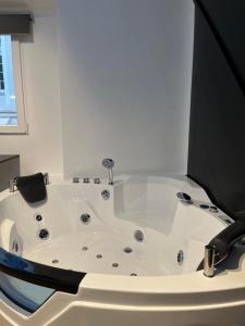 Platinum Jacuzzi Tsakalof 17 by Zeussuites