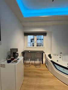 Platinum Jacuzzi Tsakalof 17 by Zeussuites