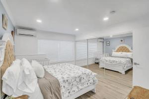 3bed 3bath blocks to the beach and bay in PB