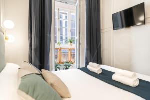 Historic charm steps from top landmarks by REMS