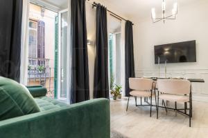 Historic charm steps from top landmarks by REMS