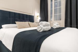 Historic charm steps from top landmarks by REMS