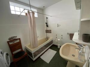Maisons de vacances Maison confortable avec piscine pres de La Ville-Dieu : photos des chambres