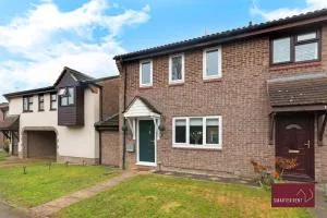 3 Bedroom House in Bracknell with garden - Easthampstead