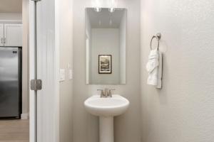 NOCO Retreat with King Beds, Fireplace, Scenic Trails