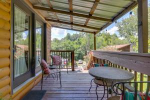 3 Mi to Great Smoky Mtn NP Riverfront Retreat