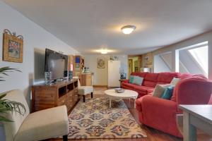 3 Mi to Great Smoky Mtn NP Riverfront Retreat