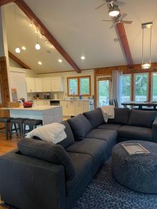 In Pier! By Beach with 5 bedrooms, jacuzzi, yard