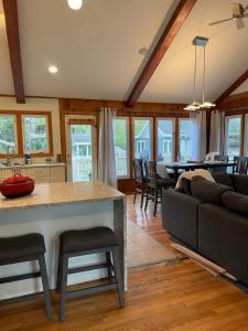 In Pier! By Beach with 5 bedrooms, jacuzzi, yard