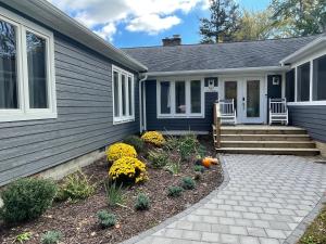 In Pier! By Beach with 5 bedrooms, jacuzzi, yard