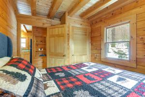 2 Mi to Boat Ramp Log Cabin in New Hampshire