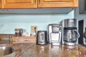 Dreamy Condo 2 minute walk to Beach w King Size Bd