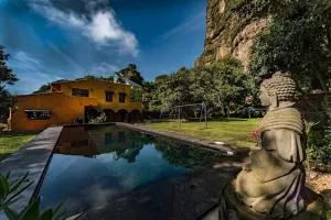 9 Guardians Home & Temple Art Gallery - Amatlán