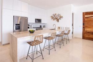 Luxurious Penthouse, Steps from Cerritos Beach