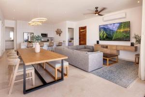 Luxurious Penthouse, Steps from Cerritos Beach