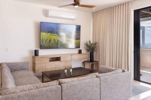 Luxurious Penthouse, Steps from Cerritos Beach