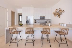 Luxurious Penthouse, Steps from Cerritos Beach