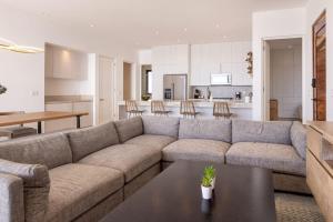 Luxurious Penthouse, Steps from Cerritos Beach