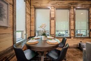 Rustic-Chic Cabin with Hot Tub Firepit & Games