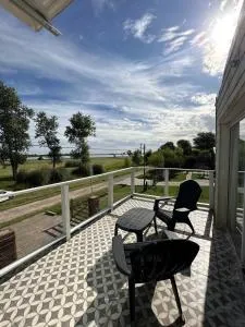 Casa con pileta frente a la laguna, estilo playa - Chascomús