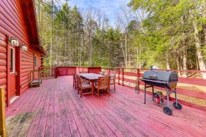15 Mi to Snowshoe Resort Cabin with Deck and Fire Pit