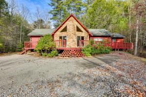 15 Mi to Snowshoe Resort Cabin with Deck and Fire Pit