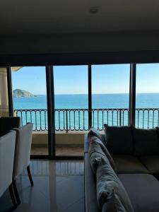 Las Gavias frente al mar