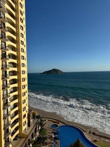 Las Gavias frente al mar