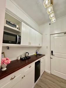 Studio Two Condominium, Alabang - GOLD FIBER WI-FI -NETFLIX READY