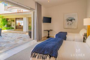 NEW LISTING! 4 Bd Beachfront Villa Fully Staffed