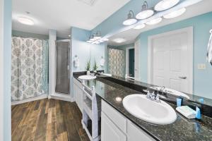 Calypso 209E 2nd floor Corner Unit 2 BR direct beach front