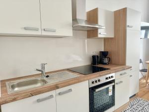 Stylish & Renovated Apartment with Free Parking