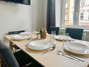 Stylish & Renovated Apartment with Free Parking