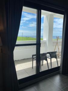 Phòng Deluxe Giường Đôi Với Ban Công và Tầm Nhìn Ra Biển (Deluxe Double Room with Balcony and Sea View)