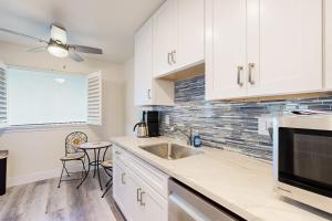 1BR Ocean-View Apt - Walk to Beach, Shops and Pier