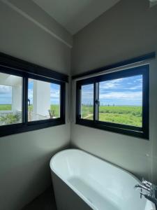 Phòng Deluxe Giường Đôi Với Ban Công và Tầm Nhìn Ra Biển (Deluxe Double Room with Balcony and Sea View)