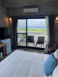 Phòng Deluxe Giường Đôi Với Ban Công và Tầm Nhìn Ra Biển (Deluxe Double Room with Balcony and Sea View)
