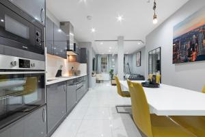 High Ceiling Modern Apartment Heart of Central London