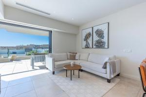 Modern Flat with 2 Bedrooms, Terrace, and Pool in Cala de Mijas