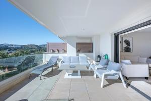 Modern Flat with 2 Bedrooms, Terrace, and Pool in Cala de Mijas